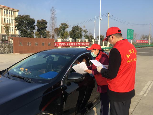 2月1日，蚌埠處九梓站向廣大司乘人員發(fā)放《安徽省交通運(yùn)輸廳疫情防控工作指揮部 致司乘朋友的公開信》 (1).jpg