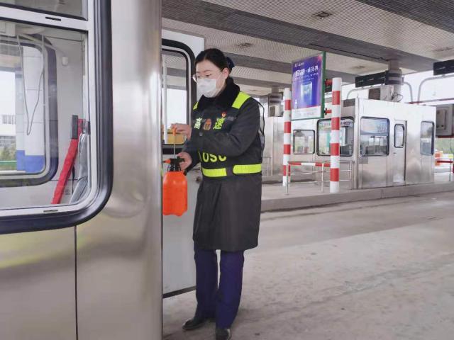淮南西站的凡文欣，作為一名“90后”團(tuán)干部，始終堅(jiān)守一線戰(zhàn)疫情.jpg