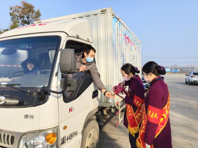 1583313630170621.jpg 蚌埠處組織志愿服務(wù)黨員突擊隊(duì)開展便民服務(wù)_調(diào)整大小.jpg