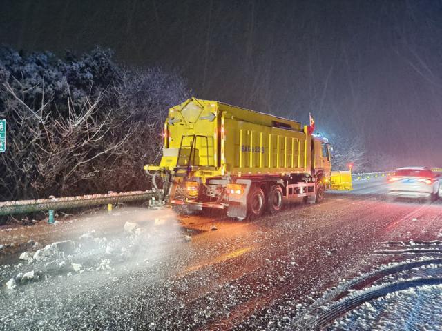 蚌埠處迅速組織人員、機械迅速到位，積極應(yīng)對鏟冰除雪作業(yè) (10)_調(diào)整大小.jpg