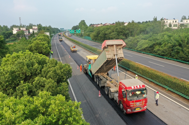 7月15日，滬武高速馬巢段進(jìn)行單車道路面銑刨重鋪?zhàn)鳂I(yè)。.png